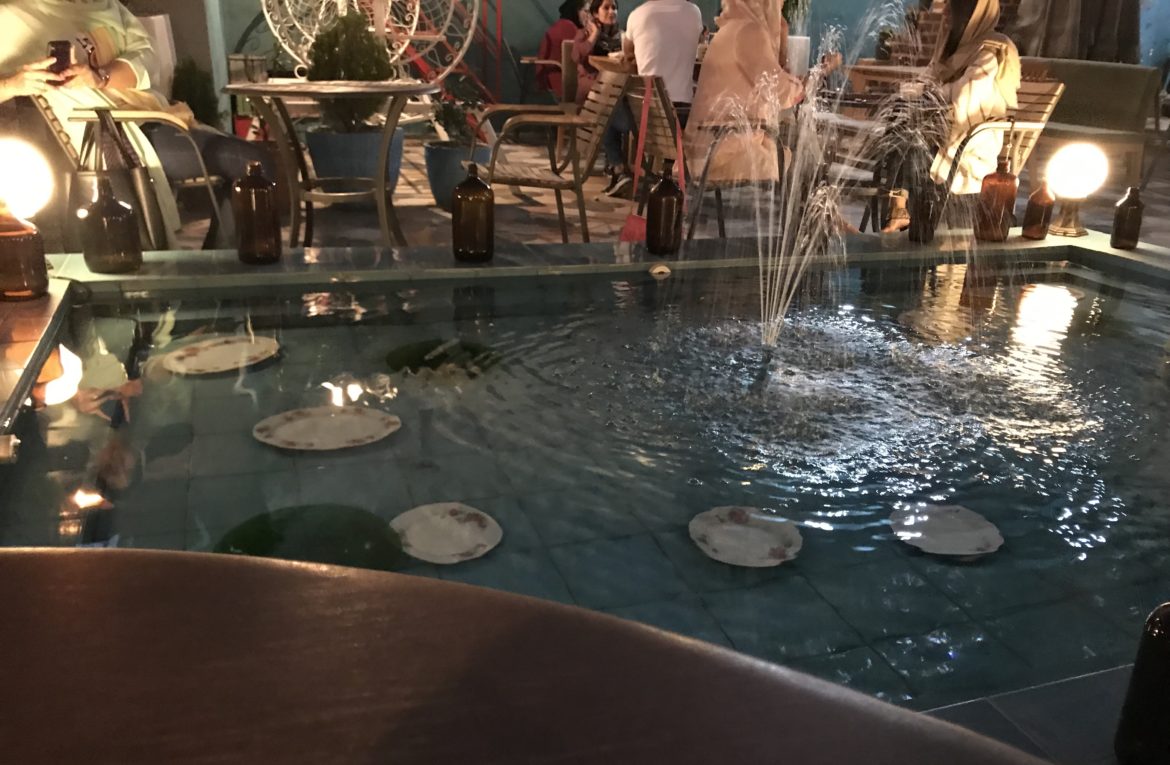 در خانه ‌ای قدیمی نشسته‌ام و…